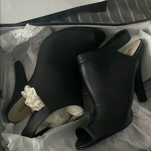 Nina Black Mules Sleek and Stylish